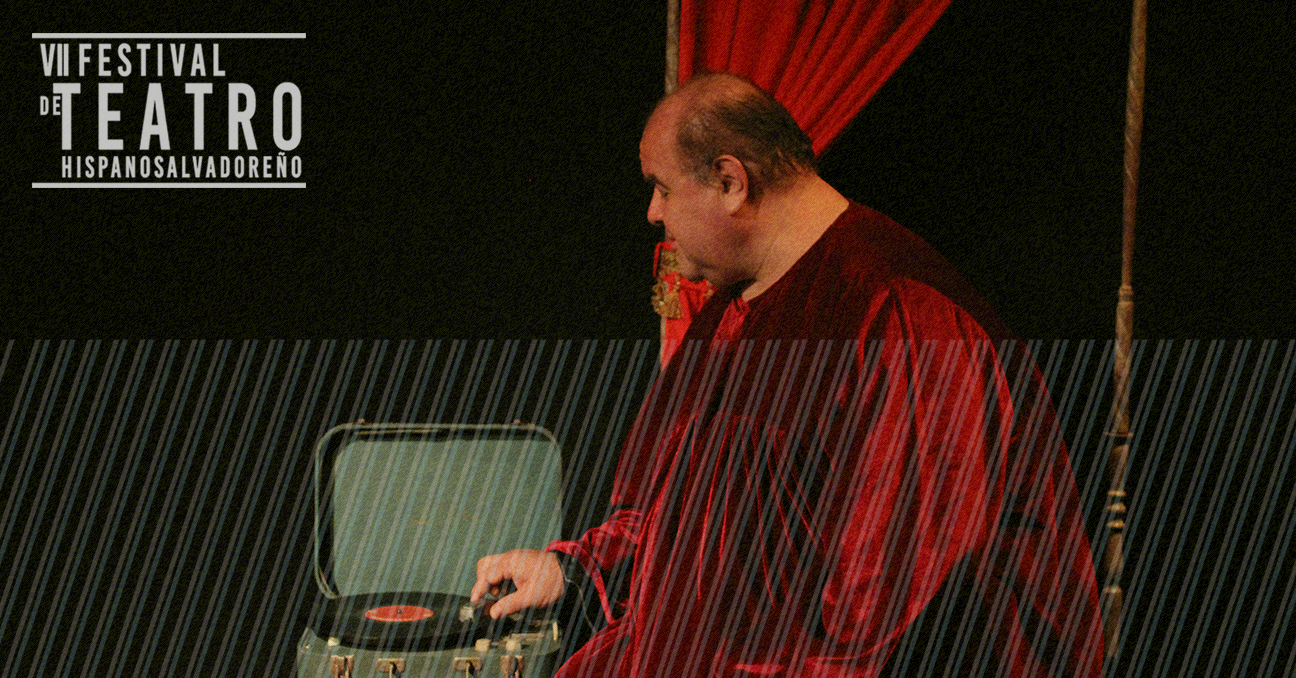 El actor Omar Renderos en el escenario, de perfil. El texto VII Festival de Teatro Hispanosalvadoreño